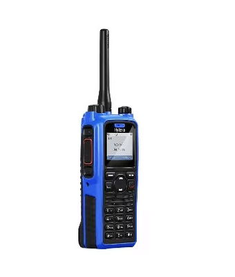 استانداردهای رادیویی دو طرفه PD795EX FM و استانداردهای IEC با محافظت IP67 در برابر گرد و غبار و آب.
